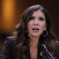 Do assassinato do cão ao caso extraconjugal com assessor de Trump: as controvérsias de Kristi Noem