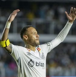 Cozinheira processa Neymar por trabalhar 16 horas por dia na mansão do jogador