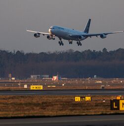 Irão: Mais de mil cidadãos da UE repatriados em voos organizados por Bruxelas