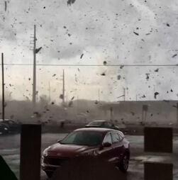 O momento em que um grande tornado atravessa cidade nos EUA e deixa um rasto de destruição 