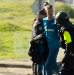 Momentos de tensão entre adeptos e PSP antes do jogo do Benfica contra FC Porto