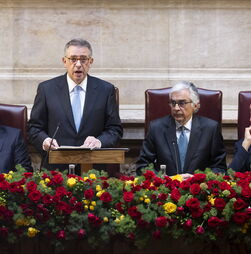 Seguro pede 'compromisso político claro' para Portugal. Presidente de tudo fará 'para estancar frenesim eleitoral'