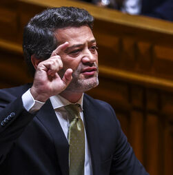 Ventura avisa que compromisso de Seguro de não dissolver parlamento em caso de chumbo do OE 'tem limites'