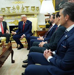 Depois dos bonés MAGA, Donald Trump distribui sapatos na Casa Branca