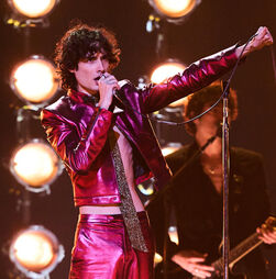 Quem é Sombr? O jovem artista que “experimenta” as músicas no TikTok antes de as terminar