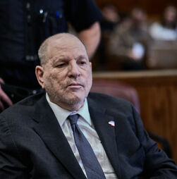 A entrevista a partir da prisão: Weinstein diz que vai conseguir provar a sua 'inocência'