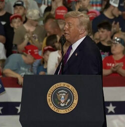 Apoiante de Trump sente-se mal durante evento e é socorrida pelo Dr. Oz