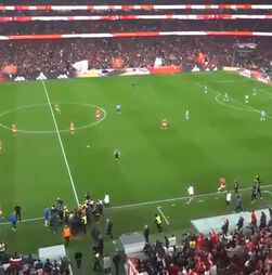 José Mourinho suspenso por um jogo e 11 dias após confusão no Benfica-FC Porto