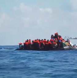 Imagens mostram resgate de 41 migrantes em barco sobrelotado no Mediterrâneo