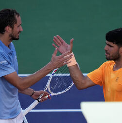 Medvedev impõe primeira derrota do ano a Alcaraz e está na final de Indian Wells