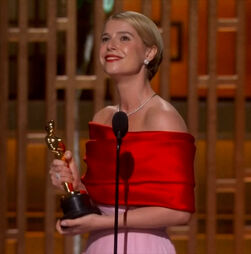 Jessie Buckley dedica Óscar de Melhor Atriz “ao belo caos do coração de uma mãe”