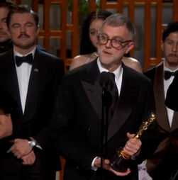 “Vocês são o coração deste filme”: Paul Thomas Anderson agradece ao elenco ao conquistar Óscar de Melhor Filme