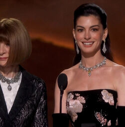 “O que acha do meu vestido?”: Anne Hathaway e Anna Wintour arrancam gargalhadas na cerimónia dos Óscares