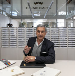 Sabia que as alianças de casamento estão a ficar mais finas?