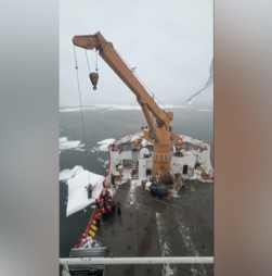 O momento em que guarda costeira dos EUA resgata pessoa presa no gelo no Lago Michigan 