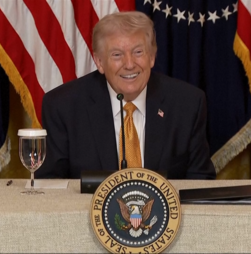 “Numa escala de zero a dez, ele tem sido um oito”: Trump diz ter falado com Macron sobre o Estreito de Ormuz