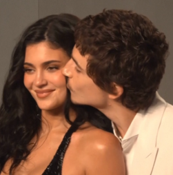 Timothée Chalamet e Kylie Jenner entre os casais que brilharam na festa dos Óscares da Vanity Fair
