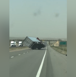 Imagens mostram momento em que camião tomba devido a ventos fortes nos EUA