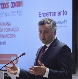 Ministro admite repensar coexistência de oferta pública e privada no mesmo colégio