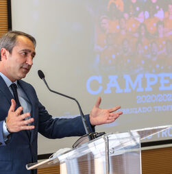 Empresa de luzes de Natal montou as luzes... com o concurso ainda a decorrer