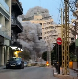 O momento em que prédio no centro de Beirute é atingido por míssil e colapsa