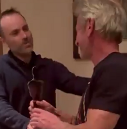 Sean Penn recebe Óscar na Ucrânia feito a partir de vagão de comboio danificado em ataque russo