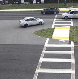 Imagens de videovigilância captam homem a conduzir em marcha-atrás no meio do trânsito nos EUA 