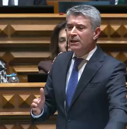 PS critica falta de 'coragem' do governo na reforma laboral: 'Nunca aceitaremos a precariedade dos mais jovens'