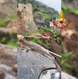 Chuva intensa provoca deslizamentos de terra e inundações no sul de Itália 