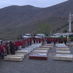 Líderes talibãs realizam funerais de mais de 400 vítimas de ataque aéreo no Afeganistão 
