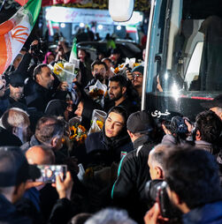 Seleção feminina iraniana recebida em festa no regresso a Teerão