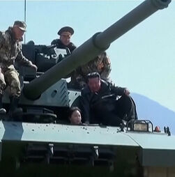 Filha adolescente de Kim Jong-un conduz tanque ao lado do pai