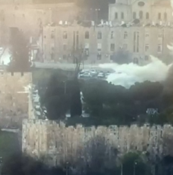 O momento em que um fragmento de míssil atinge Cidade Velha de Jerusalém e provoca explosão 
