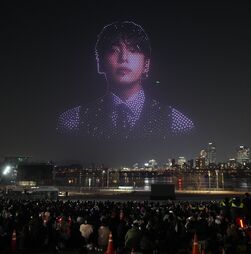 BTS iluminam céu de Seul em espetáculo com drones  