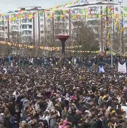 Milhares celebram o Ano Novo curdo nas ruas de Diyarbakir