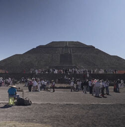 Equinócio da primavera atrai multidões a Teotihuacán