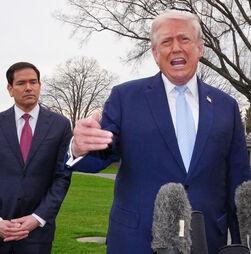 Ex-diretor da CIA diz que Trump é 'ingénuo': 'Irão mantém a 'arma' Estreito de Ormuz apontada à sua cabeça'