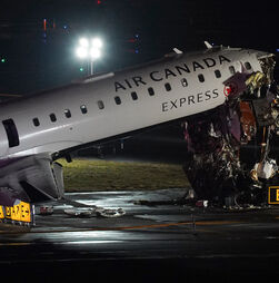 Avião da Air Canada e veículo de bombeiros colidem em aeroporto de Nova Iorque: há dois mortos