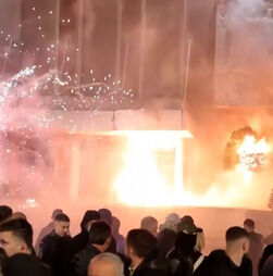 Manifestantes lançam cocktails molotov e fogo-de-artifício durante protestos contra o governo na Albânia