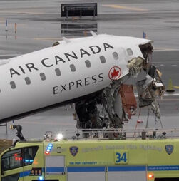 Novas imagens mostram avião e veículo dos bombeiros destruídos após colisão no aeroporto de LaGuardia