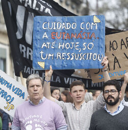 Apresentações periódicas para homem que atirou 'cocktail molotov' em manifestação