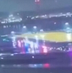 O momento antes da colisão entre o avião da Air Canada e um veículo de bombeiros em Nova Iorque 