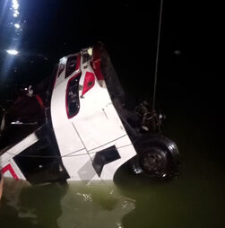 Autocarro despista-se e cai ao rio no Bangladesh. Há pelo menos 18 mortos