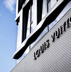 Grupo Louis Vuitton sob suspeita em Itália por promover cosméticos junto de menores