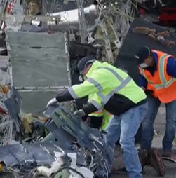 Imagens mostram destroços a ser removidos do aeroporto de LaGuardia após acidente entre camião dos bombeiros e avião