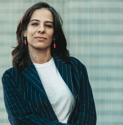 'Agarrar A Faca Pelo Gume': um livro sobre as dores de crescimento