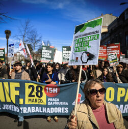 Centenas de jovens na rua contra pacote laboral e precariedade que se eterniza 