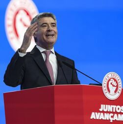 Irão: Carneiro acusa Governo de ganhar dinheiro 'à custa dos sacrifícios' dos portugueses