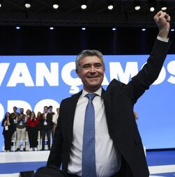 José Luís Carneiro propõe Simplex para empresas e estratégia para habitação em dez anos