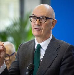 Irão: França reúne G7 para discutir impacto económico da guerra